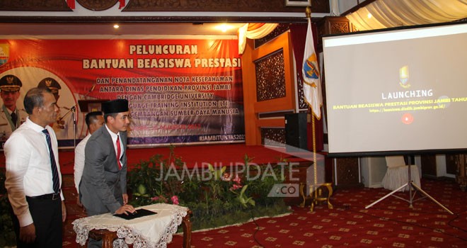 Gubernur Jambi, H. Zumi Zola didampingi Kadisdik saat melaunching pendaftaran beasiswa.