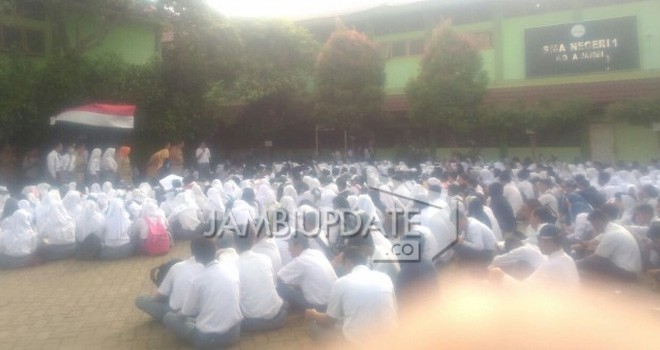 Kepsek SMAN 1 Kota Jambi  saat di demo. 