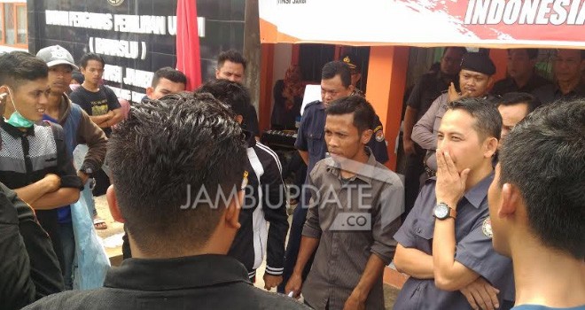 Masa Geruduk Kantor Bawaslu Provinsi Jambi.