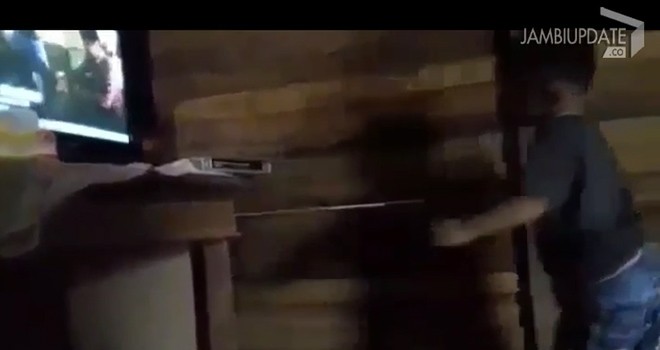 Terlihat bocah berjoged mengikuti irama lagu dr. Maulana. Foto: Screenshot