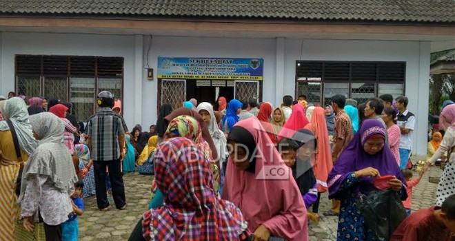Ratusan masyarakat menunggu nama dipanggil untuk menerima bantuan dari kementerian sosial 