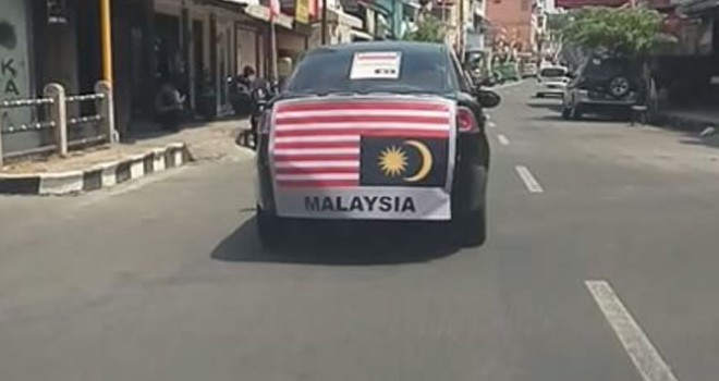 Bendera Malaysia terbalik dibawa keliling kota. Foto : Instagram