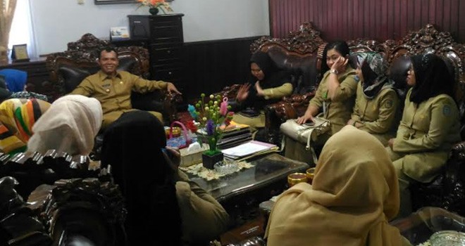 Wabup Kerinci, Zainal Abidin saat menyambut lara pendemo.