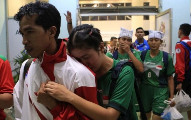 Atlet sepak takraw Indonesia menangis usai dipermainkan wasit. (Kemenpora)