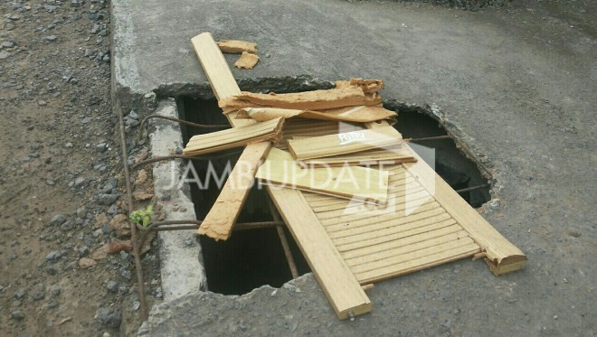 Penutup Drainase di Kota Kualatungkal yang Jebol.