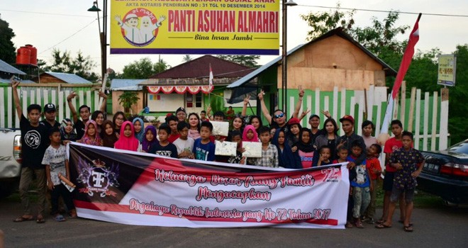 Komunitas BIGO Live Jambi Familiy Fuang bersama puluhan anak panti saat foto bersama.