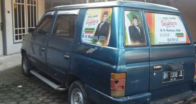 Tampak mobil warga di branding dengan gambar dr. Maulana.