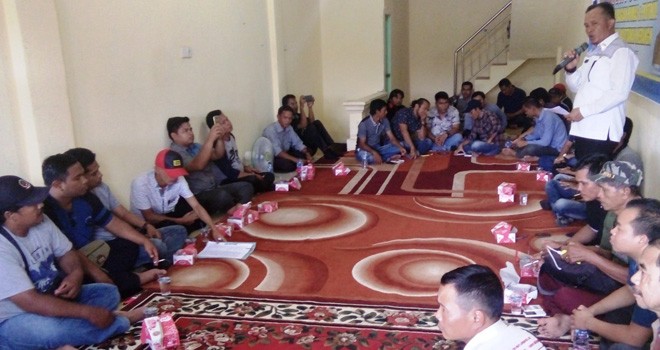 Kabag Humas Merangin, Hendri Putra menggelar silaturahmi dengan rekan wartawan yang bertugas di Kabupaten Merangin.