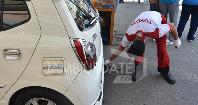 Petugas uji emisi bersama Dinas Lingkungan Hidup (DLH) Kota Jambi melakukan uji emisi kendaraan yang melintas di Jalan Sultan Thaha, Pasar, Kota Jambi.