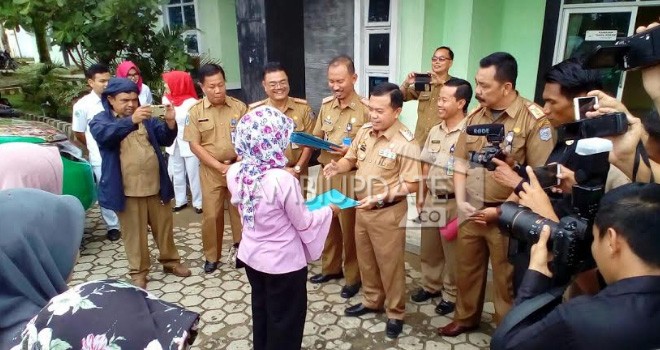 Bupati Merangin, AL Haris pada saat pembagian SK kepada 22 Bides.