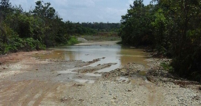 Tampak jalan yang menghubungkan Panti - Lubuk Resam rusak parah.