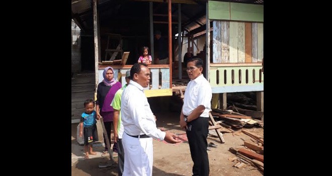 Anggota DPR RI, H Bakri meninjau proses pengerjaan bedah rumah.