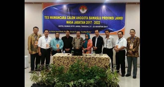 Calon anggota Bawaslu Provinsi Jambi sebelum mengikuti tes wawancara di aula hotel Rumah Kito, Kota Jambi, Selasa (22/8) kemarin.