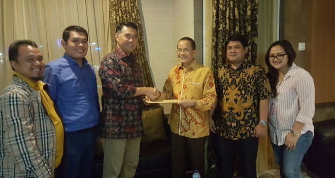 Walikota Jambi, Sy Fasha menerima rekomendasi dukungan dari Partai Golkar malam ini (24/8).