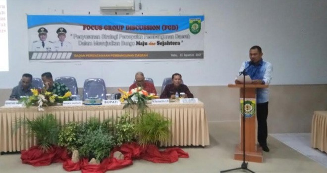 H. Mashuri marah kepada Kepala Dinas Nakertrans, Anna Lukita yang tidak hadir.