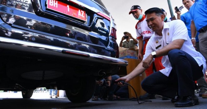 Walikota Jambi, Sy Fasha melakukan uji remisi kendaraan dinasnya yang berlangsung dipelataran Mall WTC Pasar Jambi, Rabu (23/8).