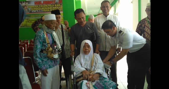 Tim Fasha Center memberikan kursi roda kepada CJH dari Tanjab Barat.