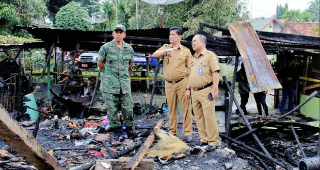 Penjabat Sekretaris Daerah (Pj.Sekda) Provinsi Jambi, Drs. H.Erwan Malik,MM saat meninjau Lokasi Kebakaran Asrama TNI AD.