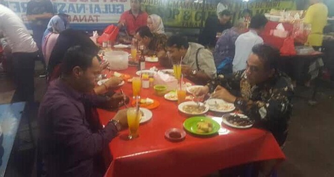Zainal Abidin saat makan bersama Sekjen DPP Partai Gerindra.
