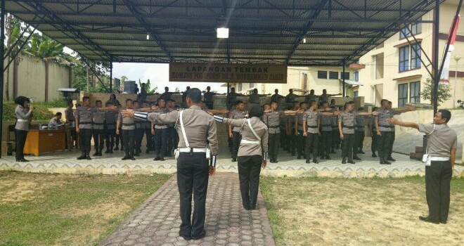 Brimob Polda Jambi melakukan pelatihan untuk turun lansung atur lalu lintas.