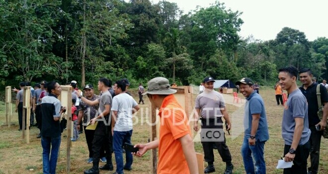 Bupati Tanjabtim, Romi Haryanto saat latihan tembak.