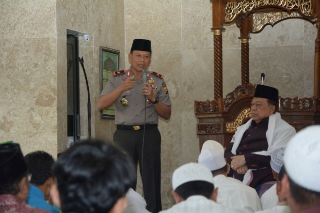 Kapolda Jambi, Brigjen Pol Priyo Widyanto melaksanakan kegiatan Jumat Keliling (Jumling) di Masjid Darul Muttaqin, Talang Banjar, Kecamatan Jambi Timur, Kota Jambi.