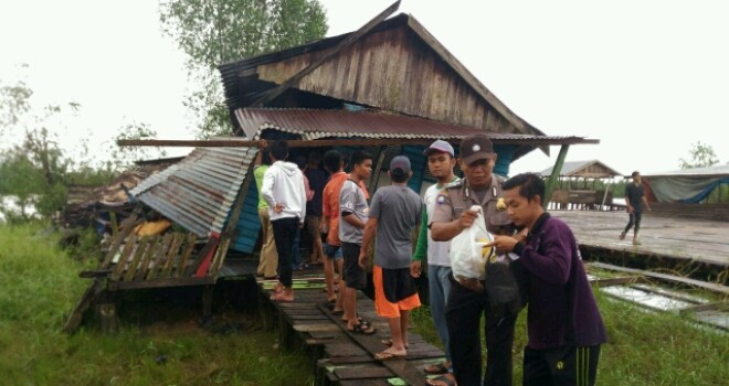 Terlihat rumah warga terkena angin Puting beliung.