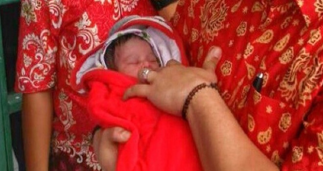 Bayi yang dilahirkan di pinggir jalan. Foto : Radar Banjarmasin / JPNN.com