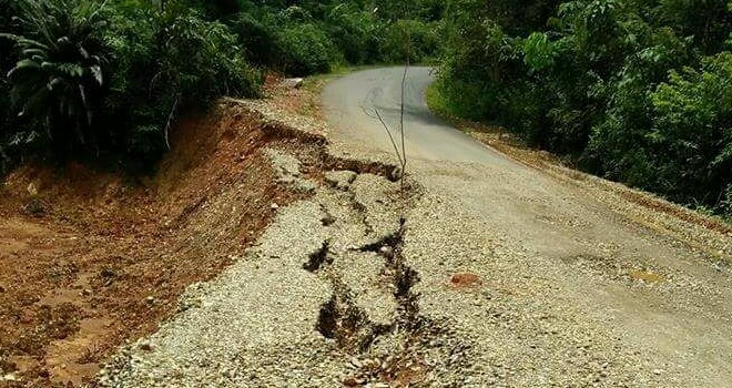 Tampak jalan Sarolangun-Batangasai di desa Sekamis longsor.