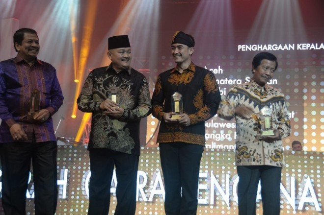 Gubernur Jambi, Zumi Zola mendapatkan penghargaan Gatra Kencana TVRI 2017.