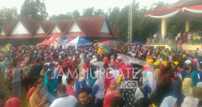 Puluhan ribu warga memadati lapangan eks arena MTQ, Kota Jambi.