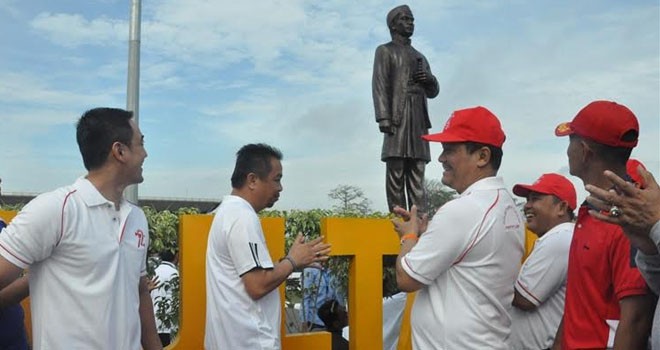 Zola saat mresmikan Patung Sultan Thaha di Depan Bandara.