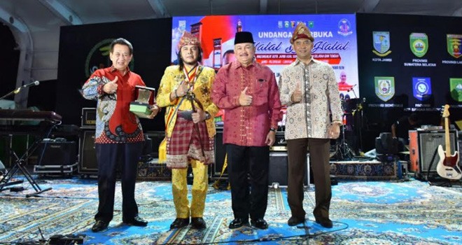 Walikota Jambi Sy Fasha bersama Gubernur Sumatera Selatan Alex Noerdin serta Ketua Persatuan Artis Sinetron Indonesia Anwar Fuadi dan Tokoh Ulama Riau Tuan Guru Syafri Sinulingga