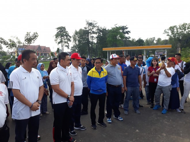 Gubernur Jambi, Zumi Zola bersama Anggota DPR RI Bakri, saat meresmikan patung Sultan Thaha di Bandara Jambi.