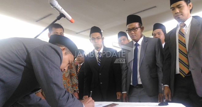 Ketua Bawaslu Provinsi Jambi, Asnawi menandatangani SK anggota Panwaslu Kabupaten/kota se Provinsi Jambi, Kamis (24/8) kemarin.