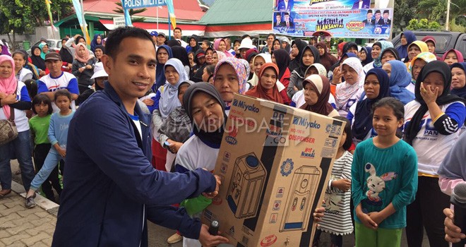 Wasekjen DPP PAN, Dipo Ilham Djalil memberikan doorprize kepada masyarakat Sungai Penuh, Minggu (27/8) kemarin.