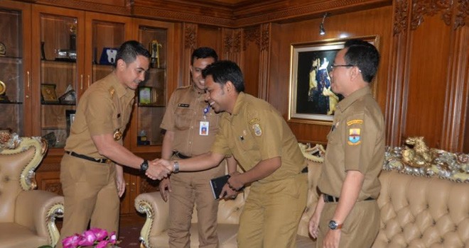 Gubernur Jambi Zola saat bersama dua guru atas nama Indra Fabriono dari SMK Negeri 1 Kabupaten Tanjung Jabung Timur dan Agus Sambodo dari SMK Negeri 4 Kota Jambi.
