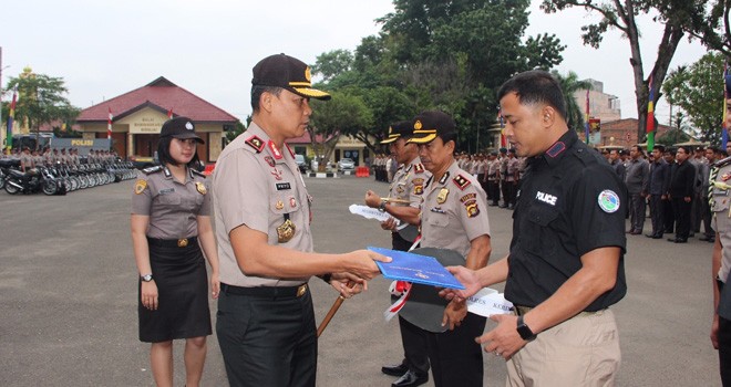 Kapolda Jambi, Brigjen Pol Priyo Widyanton saat memberikan penghargaan kepada Puluhan Anggota Ditresnarkoba Polda Jambi.