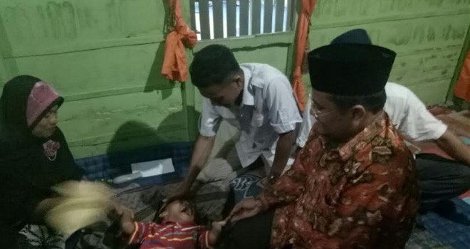 dr Maulana saat Jenguk Warga yang Sakit.