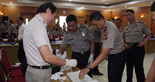 Kapolda dan Wakapolda Jambi saat Dites Urine.