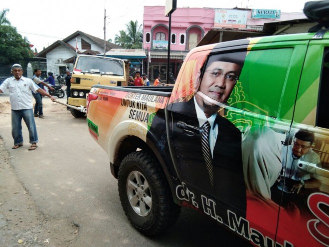 Relawan dr Maulana saat membantu mobil warga yang terperosok.