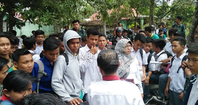 Ratusan siswa SMK Satria Kota Jambi, di Jalan Marsda Surya Dharma, Kenali Asam Bawah.