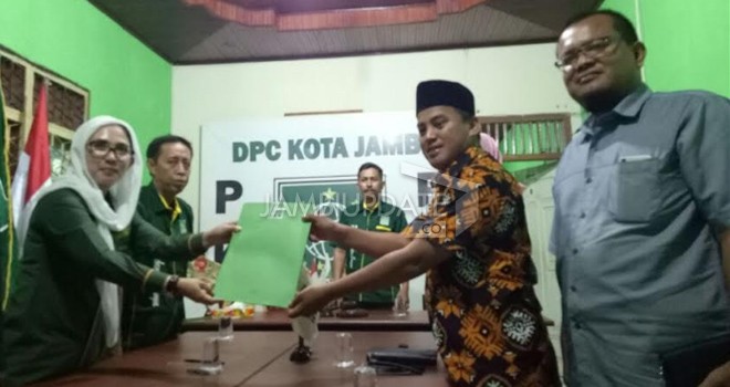 Ketua Tim Center Maulana, Usman Alqureishi saat mengambil formulir penjaringan Partai Kebangkitan Bangsa (PKB).