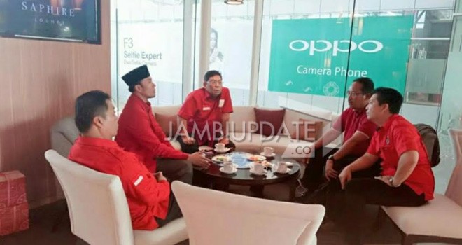 Ketua DPC PDIP, Edison saat salam berbincang bersama Ketua DPD PDIP Jambi.