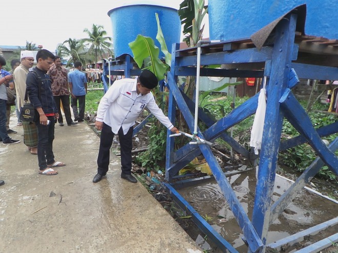H Bakri saat turun ke lapangan 