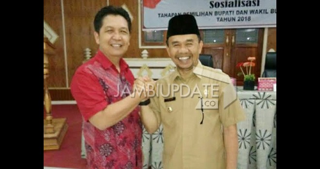 Ketua DPC PDIP, Edison saat salam komando bersama Adirozal.