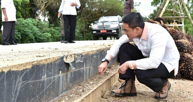 Gubernur Jambi, H.Zumi Zola, meninjau pengerjaan pembangunan jalan ruas Aus Duri II.