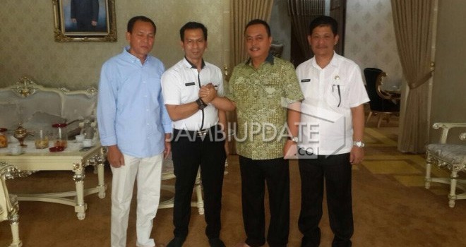 Pertemuan Cornelis Buston dengan drg. Iwan Hendrawan, Rabu (30/8).