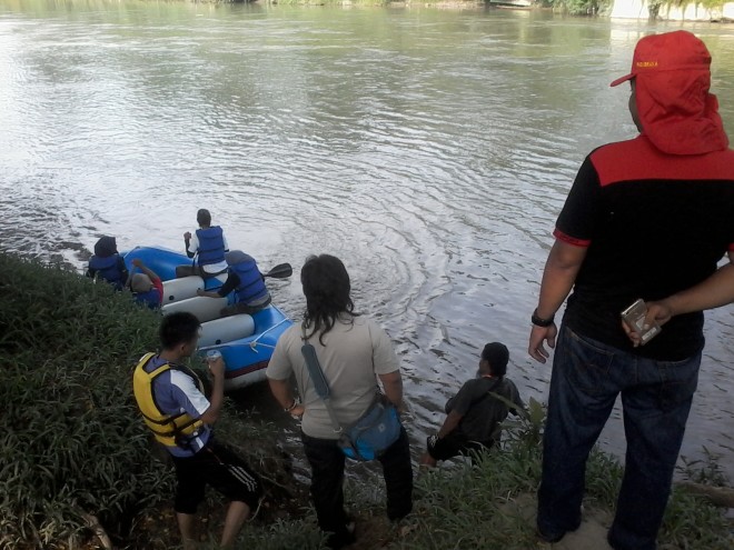 LATIHAN: Tim FAJI Merangin saat melakukan latihan di Sungai Telang, jelang pelaksanaan Kejuarda Arung Jeram      