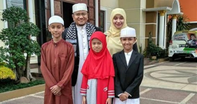 dr Maulana sekeluarga.